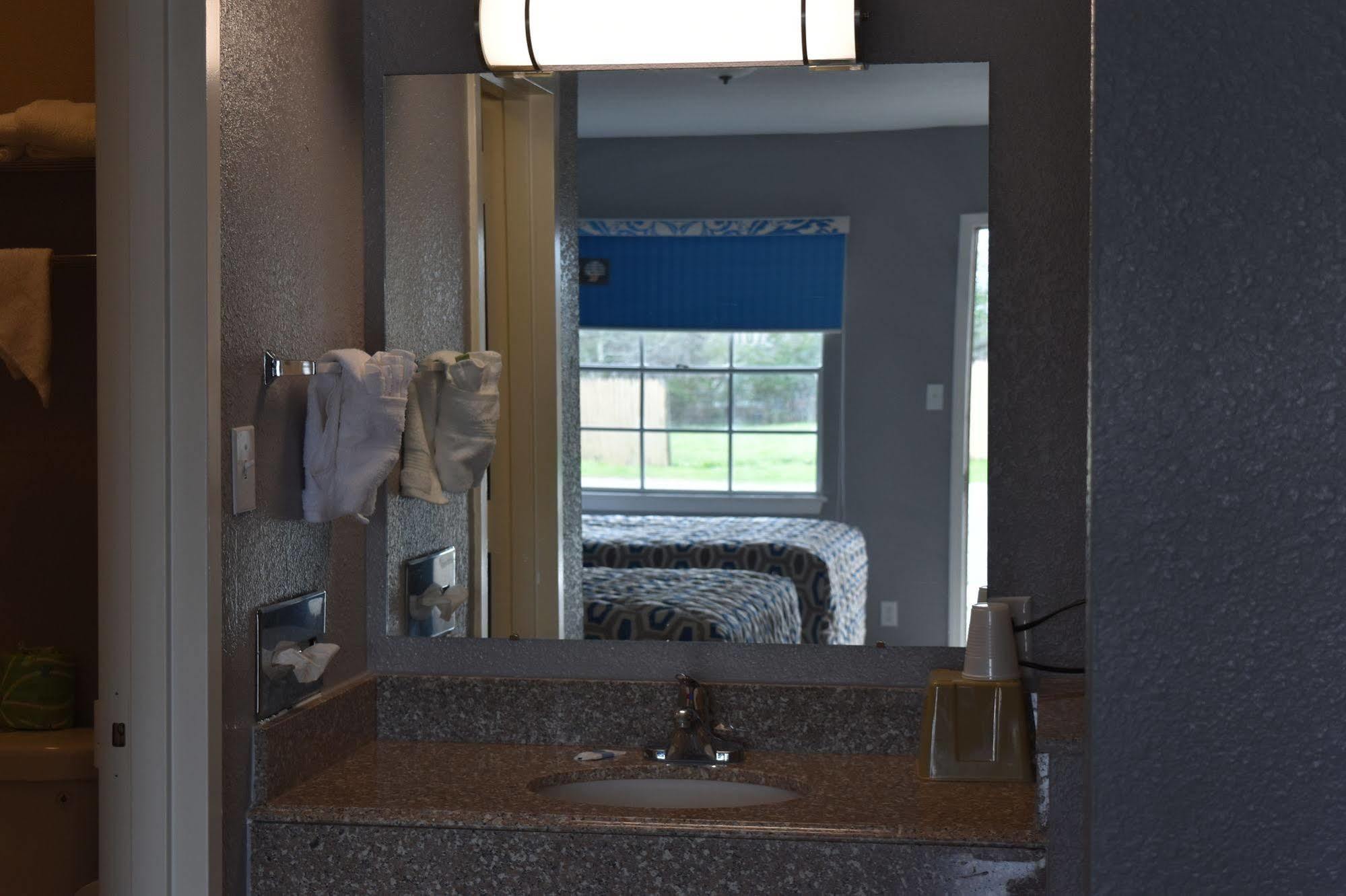 Woodfield Inn And Suites Yoakum Extérieur photo