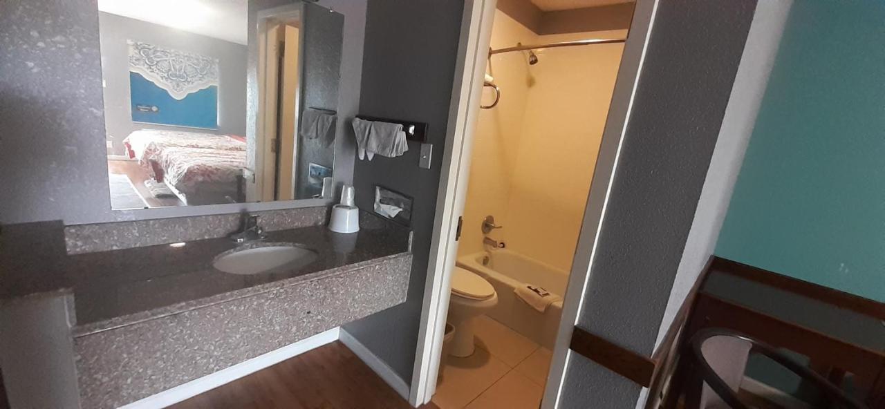 Woodfield Inn And Suites Yoakum Extérieur photo